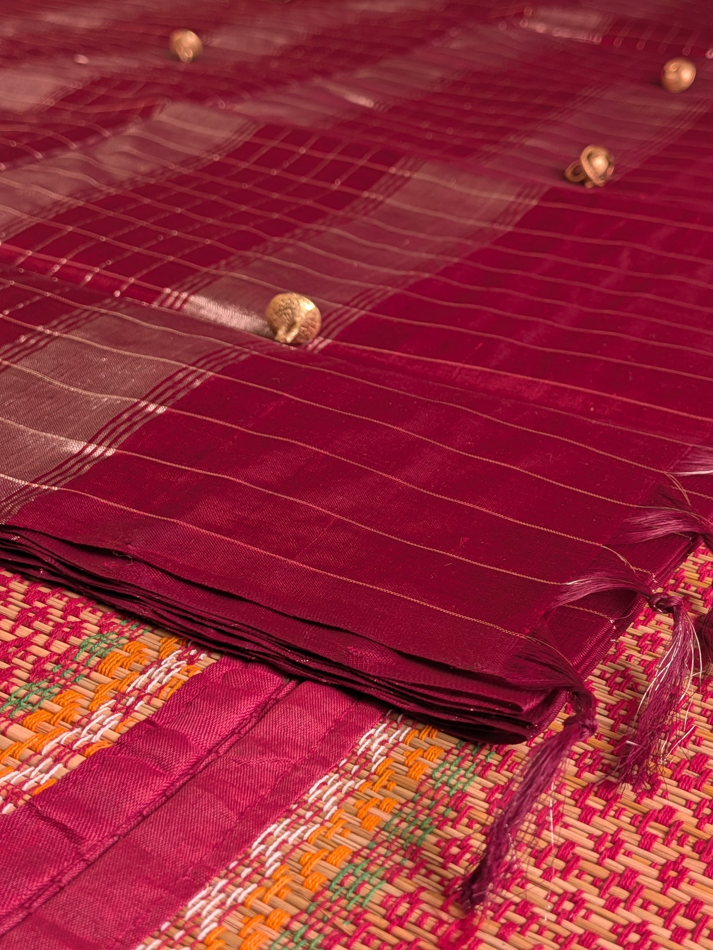 Paturu Pattu Checkered Borderless Saree- Maroon