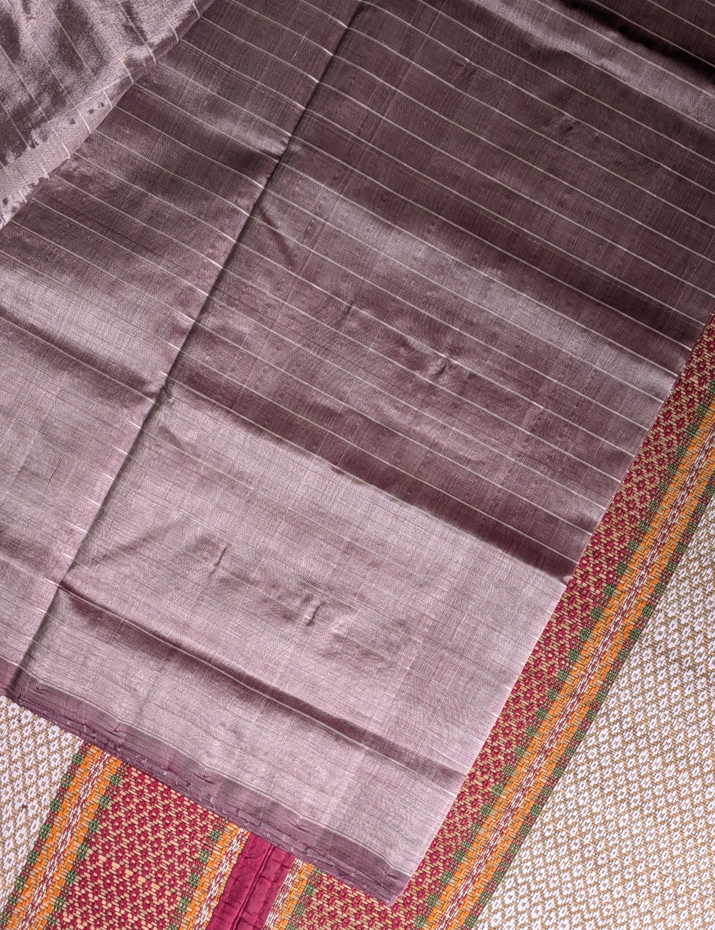 Paturu Pattu Checkered Borderless Saree- Onion