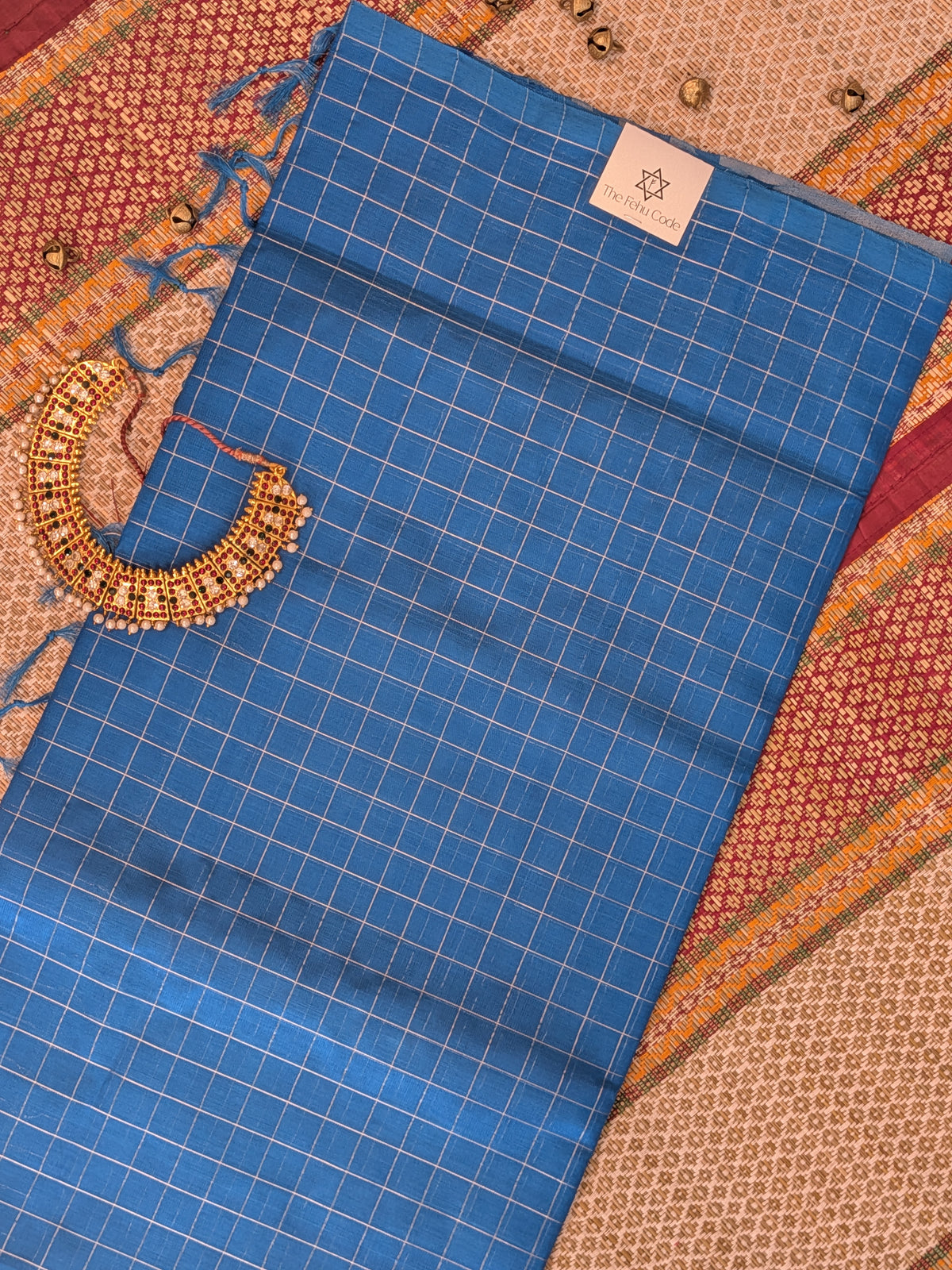 Paturu Pattu Checkered Borderless Saree