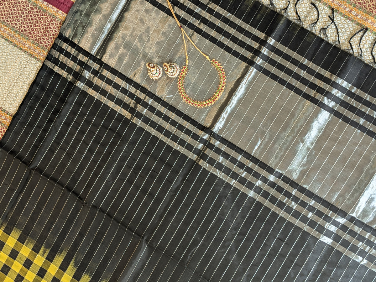 Paturu Pattu Checkered Borderless Saree