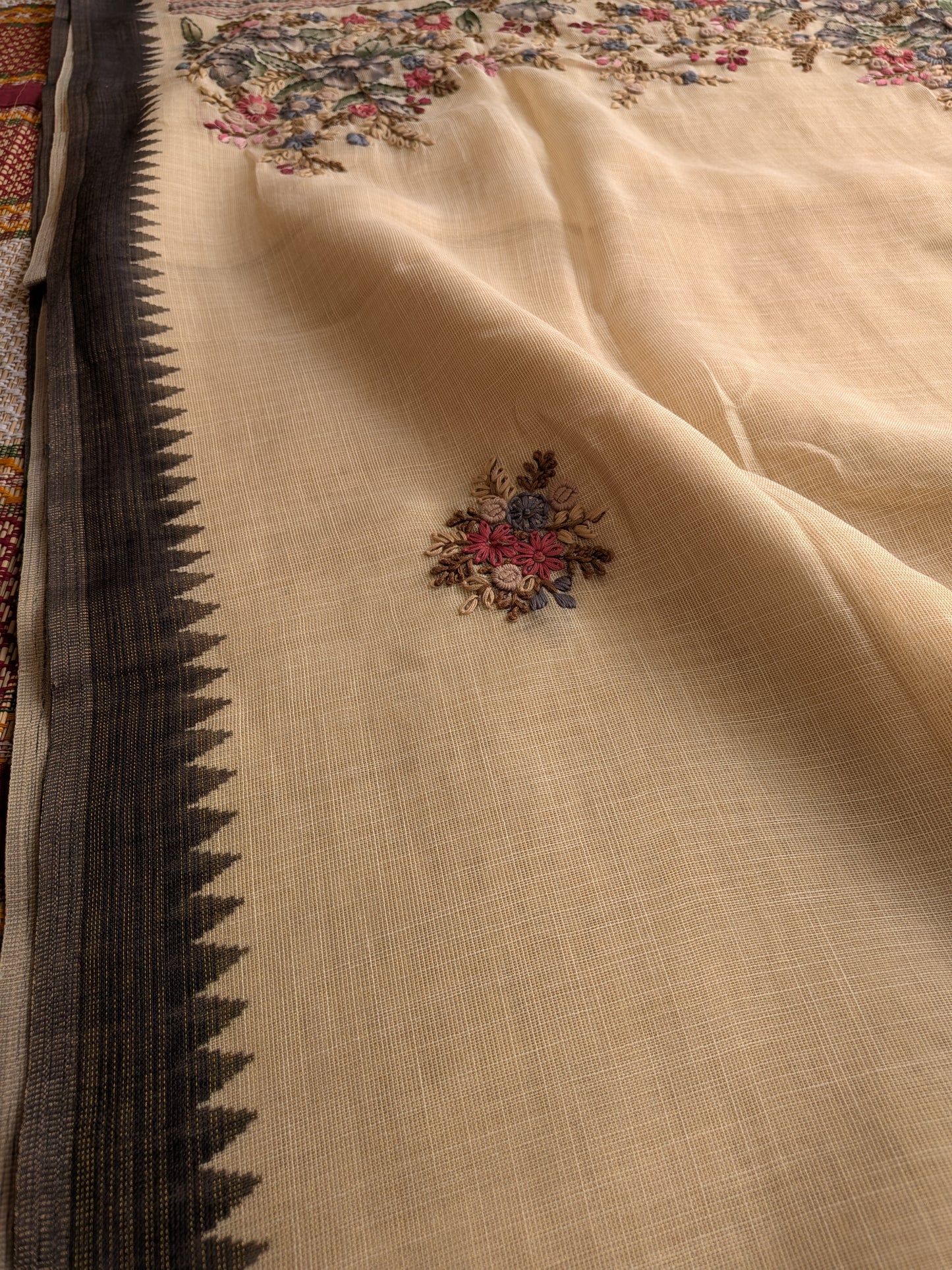 Handloom Linen Saree with French Knot Embroidery
