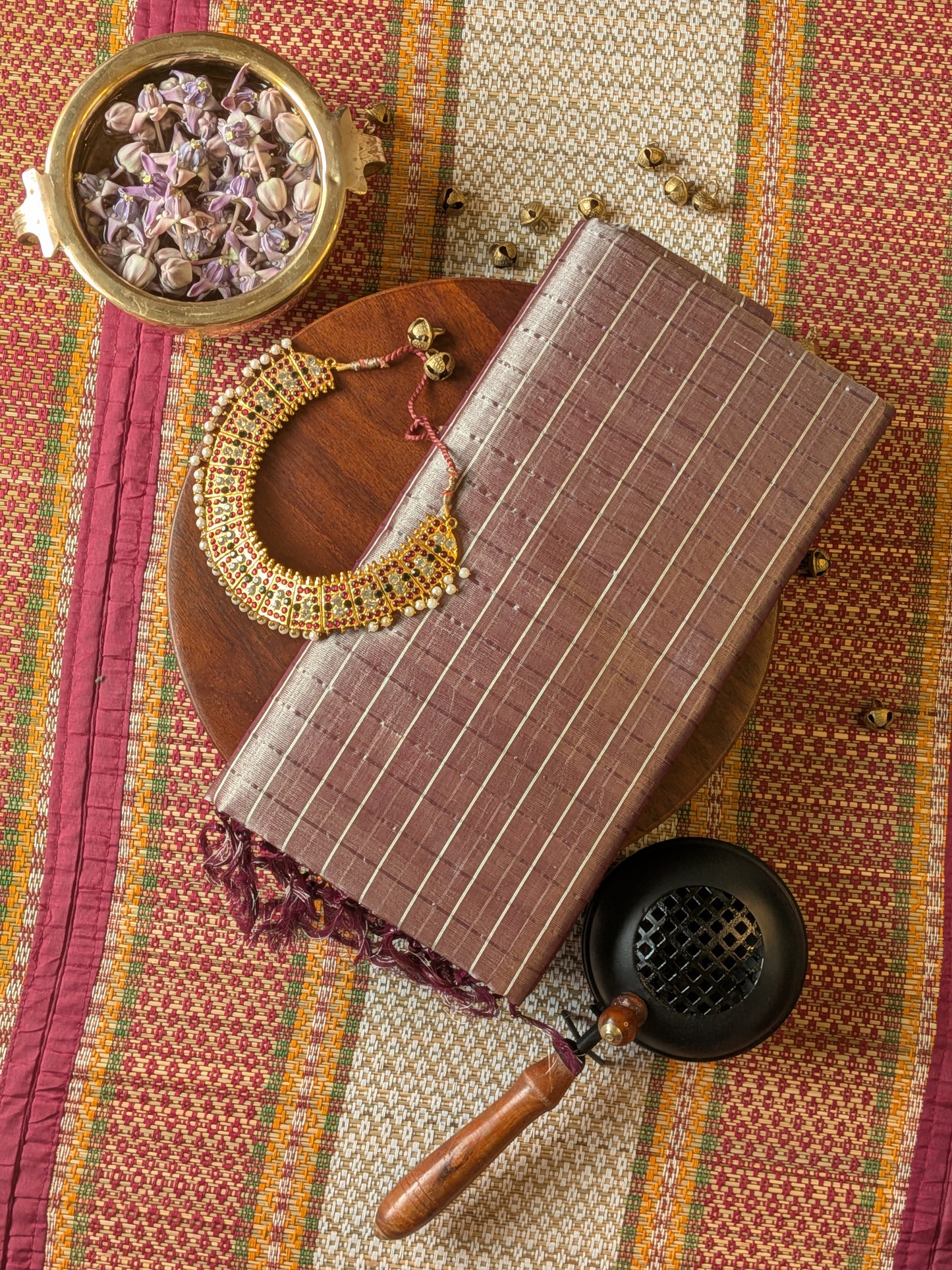 Paturu Pattu Checkered Borderless Saree- Onion