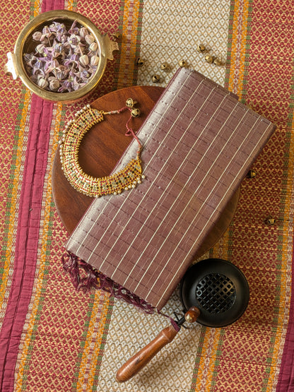 Paturu Pattu Checkered Borderless Saree- Onion