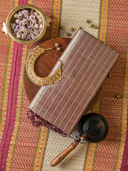 Paturu Pattu Checkered Borderless Saree- Onion
