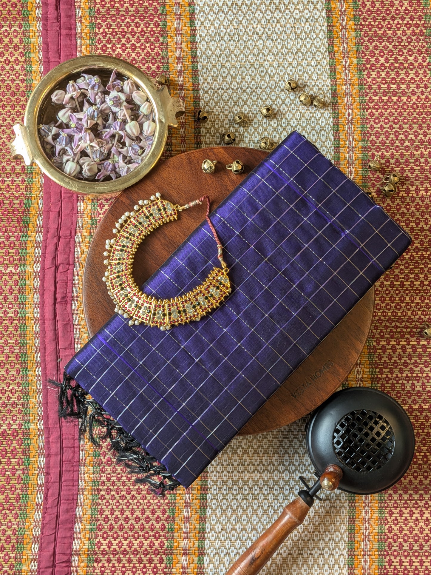 Paturu Pattu Checkered Borderless Saree- Royal Blue