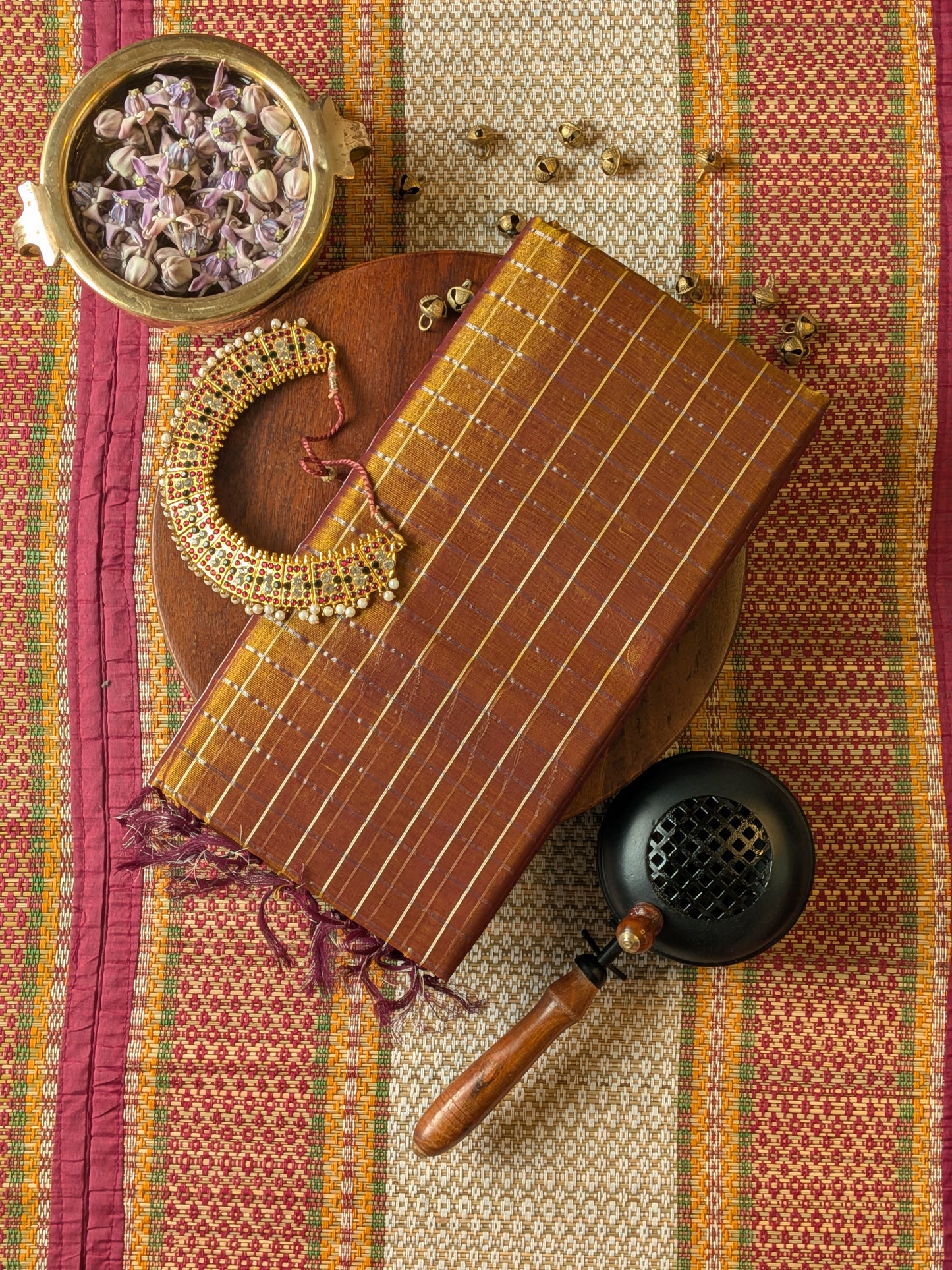 Paturu Pattu Checkered Borderless Saree- Tissue Gold