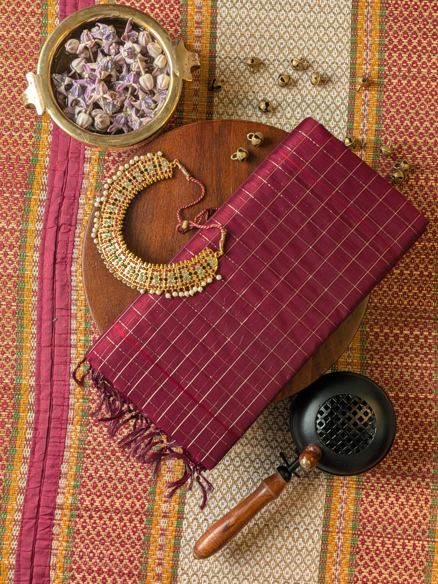 Paturu Pattu Checkered Borderless Saree- Maroon