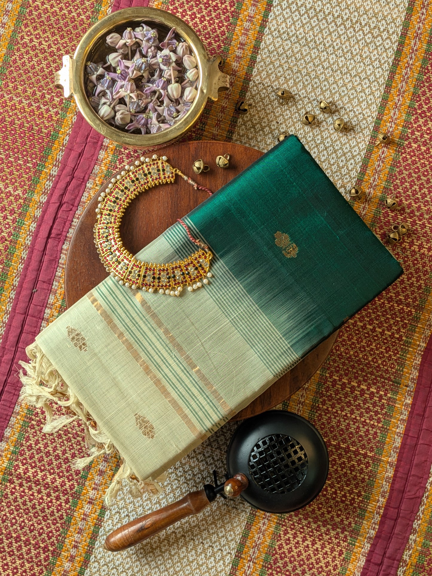 Paturu Pattu Buta- Green & off- white