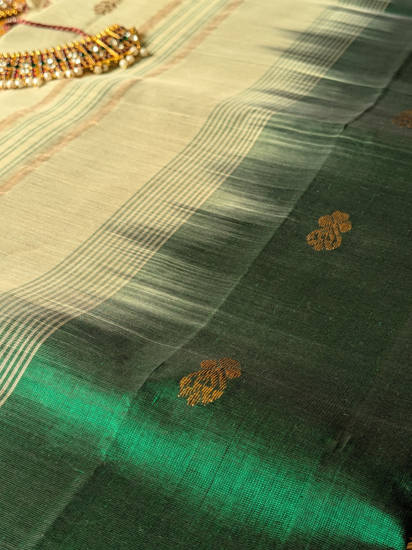 Paturu Pattu Buta- Green & off- white