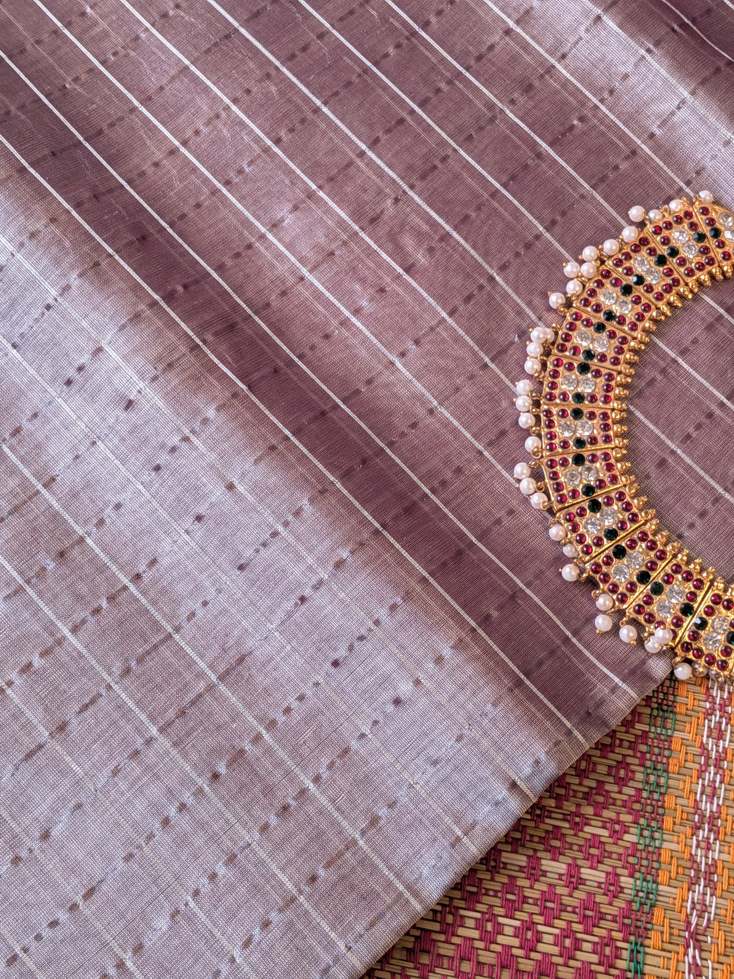 Paturu Pattu Checkered Borderless Saree- Onion
