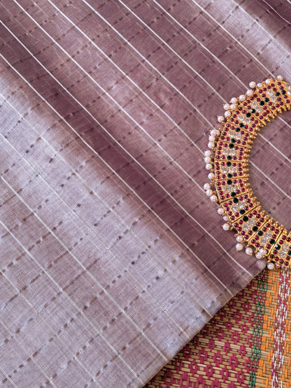 Paturu Pattu Checkered Borderless Saree- Onion