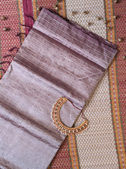 Paturu Pattu Checkered Borderless Saree- Onion
