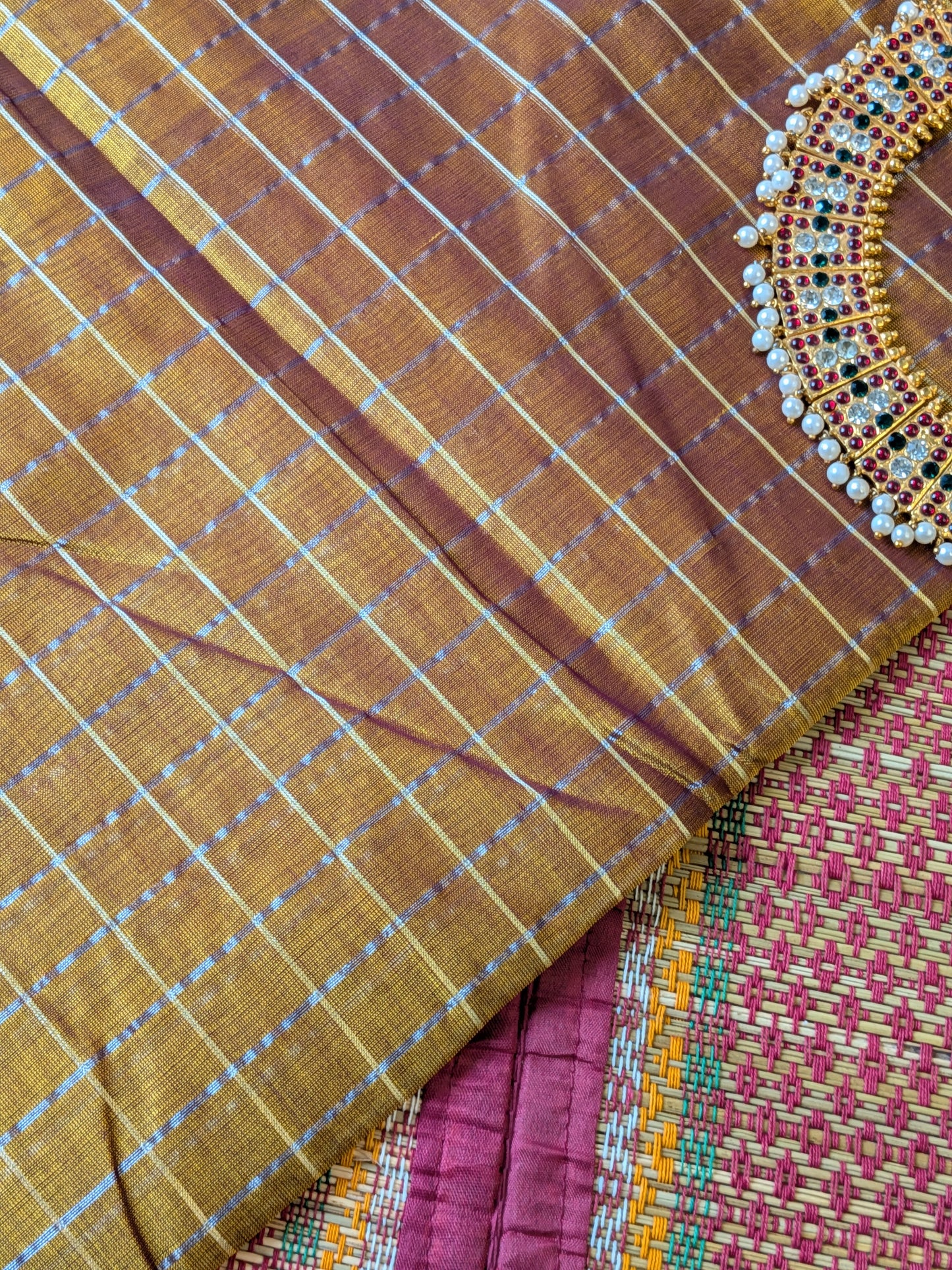 Paturu Pattu Checkered Borderless Saree- Tissue Gold