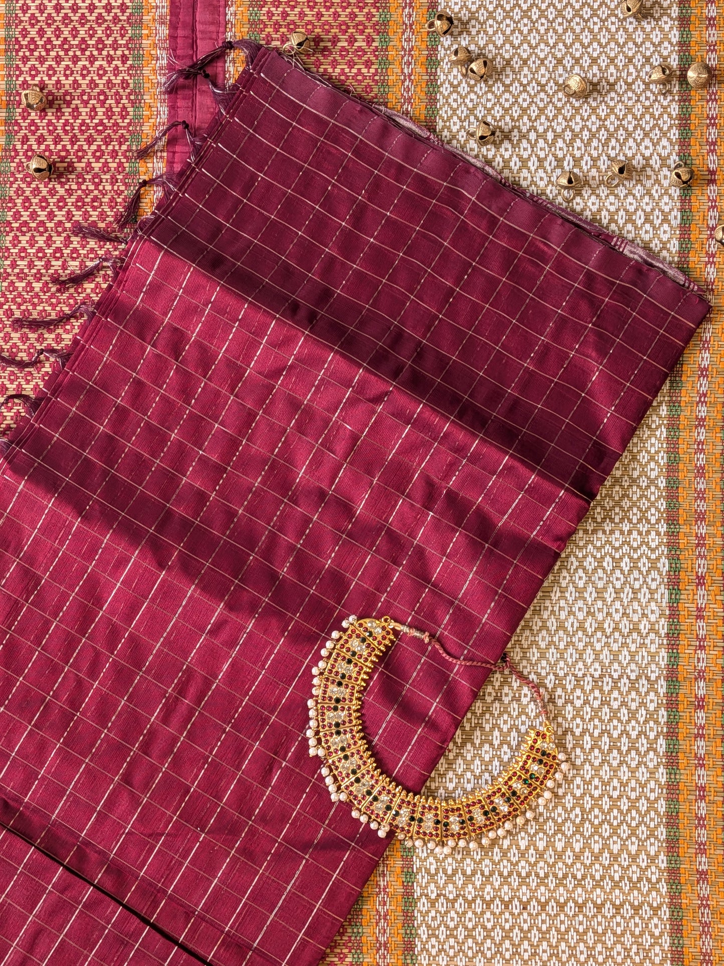 Paturu Pattu Checkered Borderless Saree- Maroon