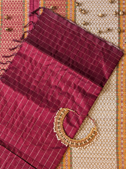 Paturu Pattu Checkered Borderless Saree- Maroon