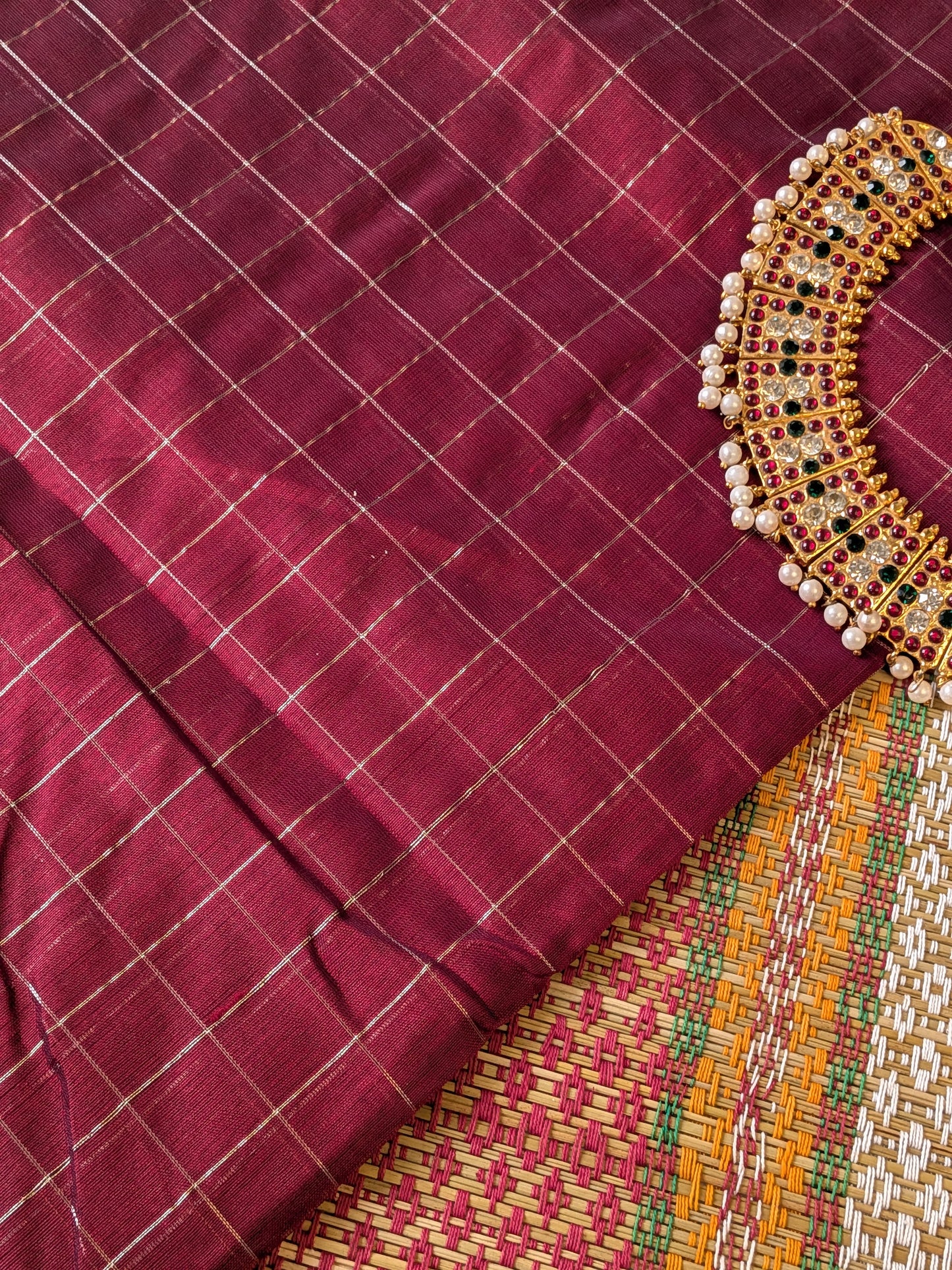Paturu Pattu Checkered Borderless Saree- Maroon