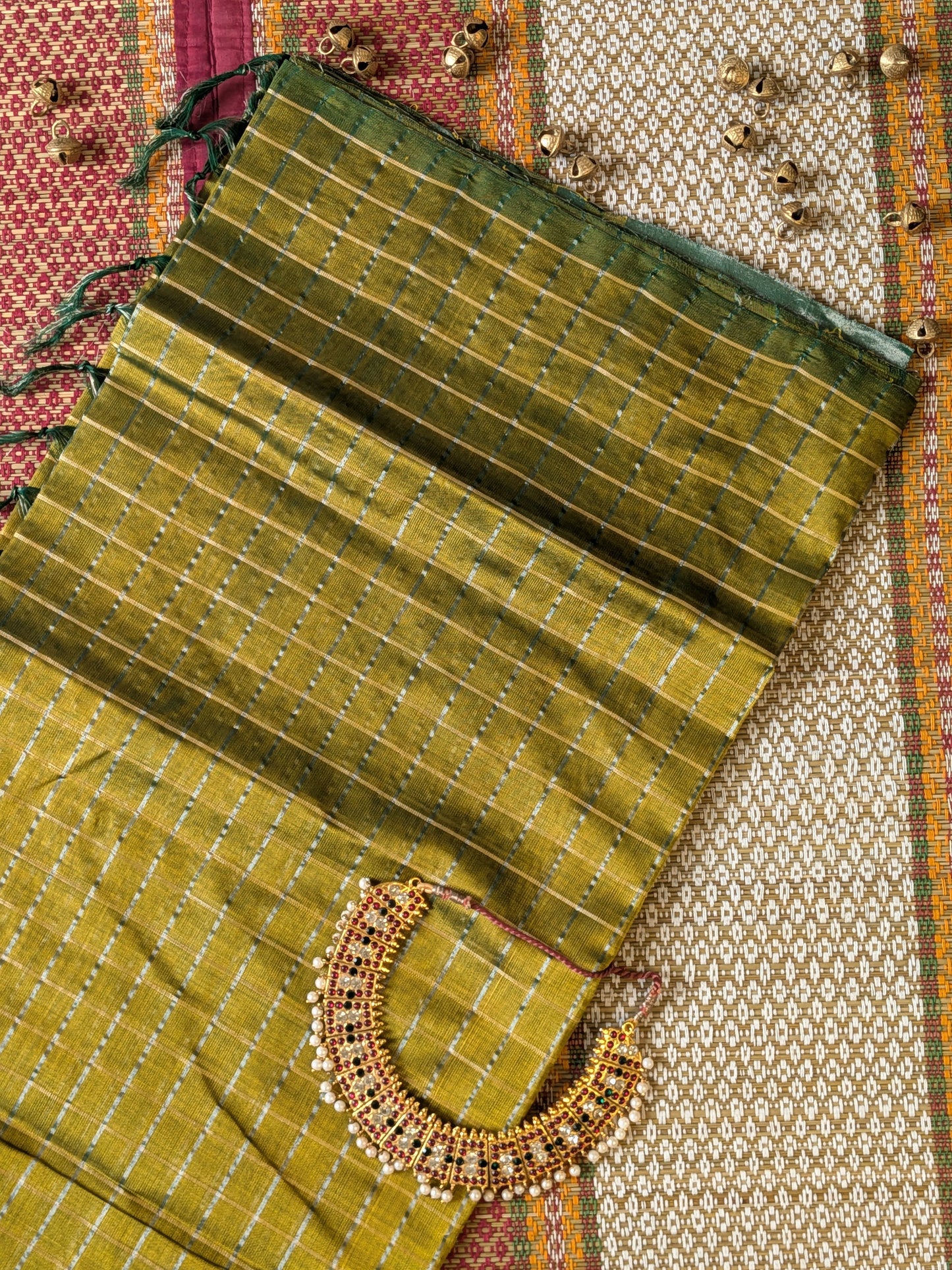 Paturu Pattu Checkered Borderless Saree- Tissue green