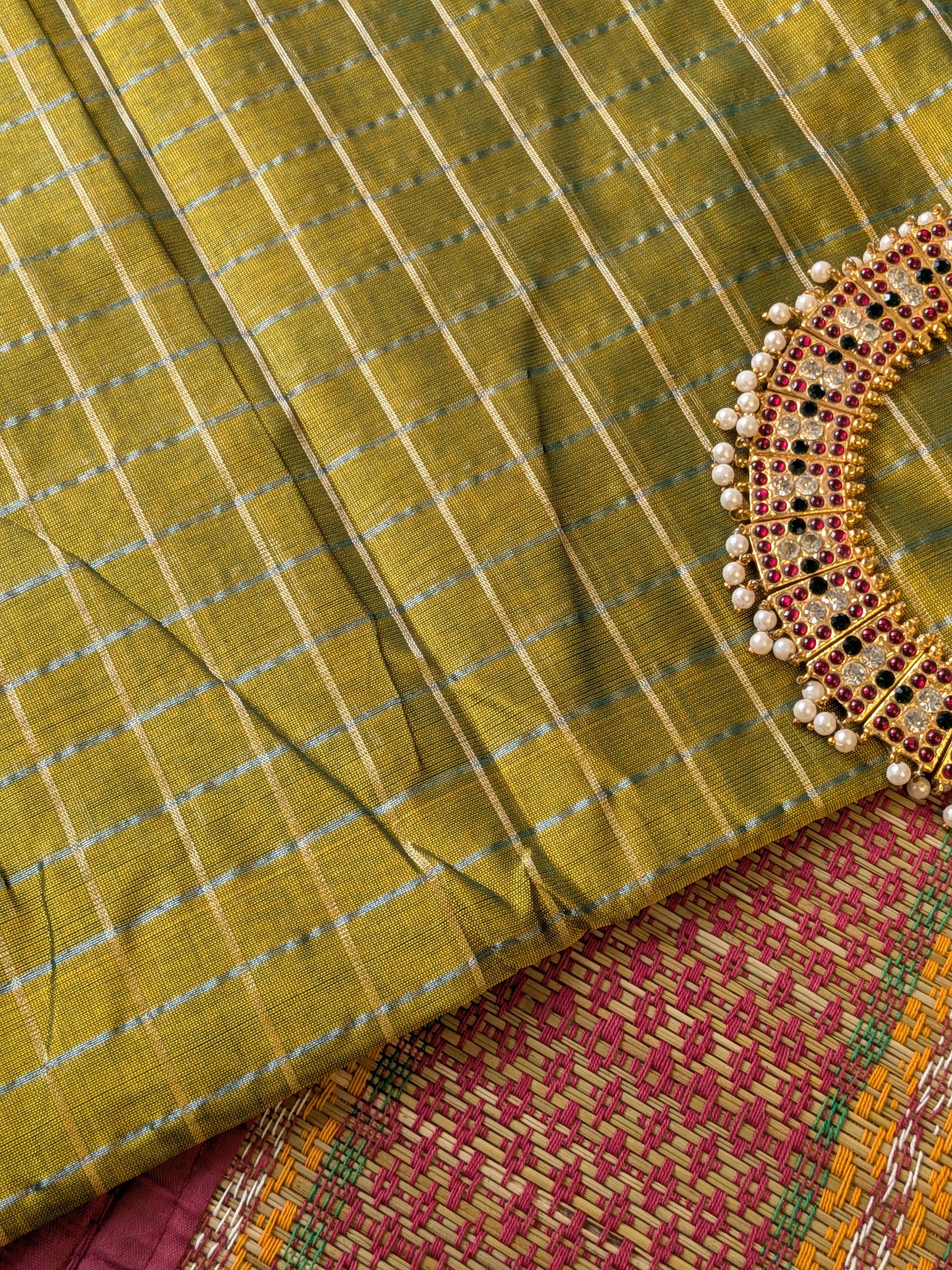 Paturu Pattu Checkered Borderless Saree- Tissue green