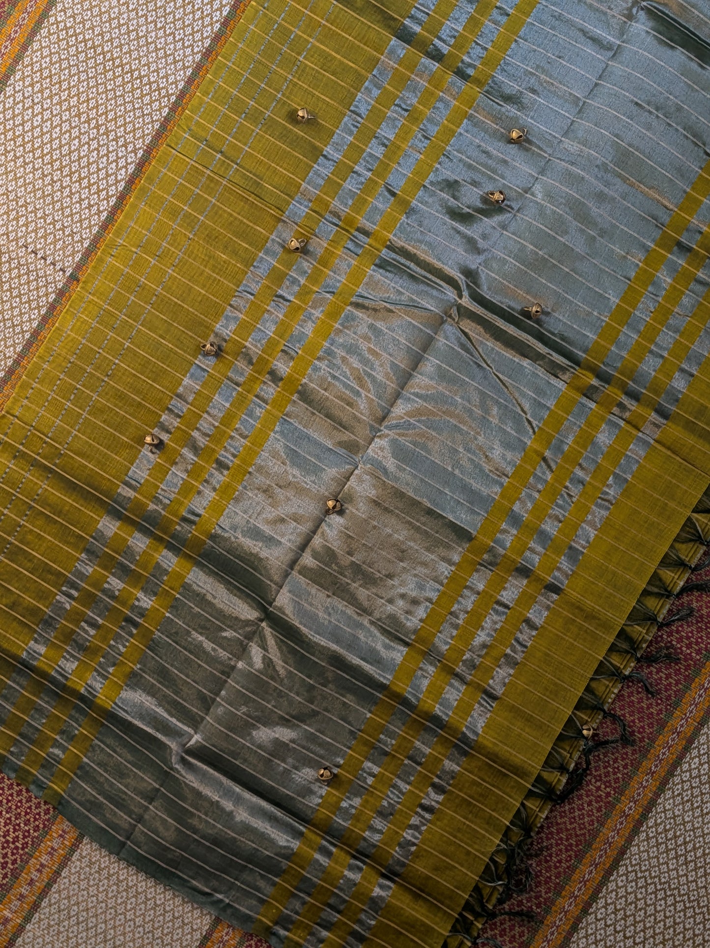 Paturu Pattu Checkered Borderless Saree- Tissue green