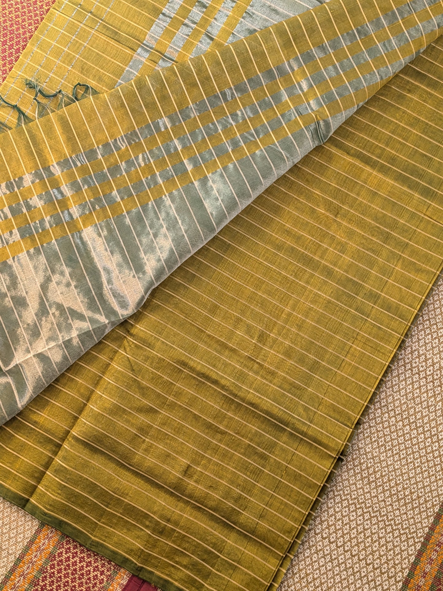 Paturu Pattu Checkered Borderless Saree- Tissue green