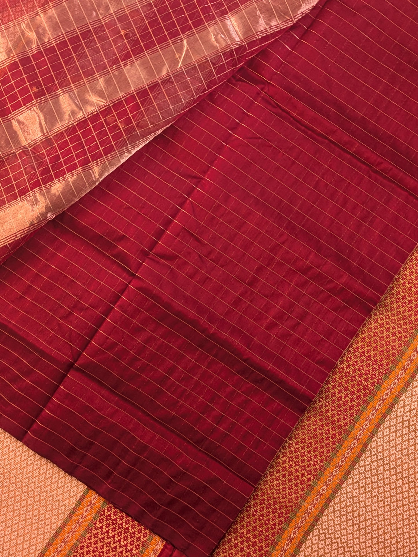Paturu Pattu Checkered Borderless Saree- Maroon