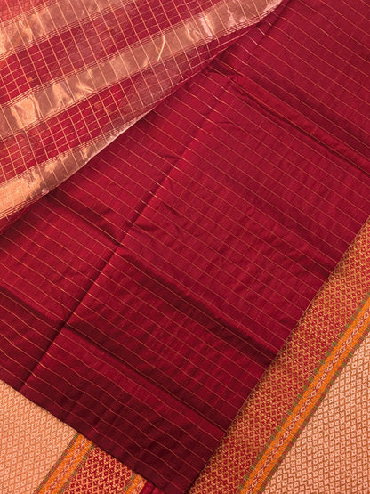 Paturu Pattu Checkered Borderless Saree- Maroon