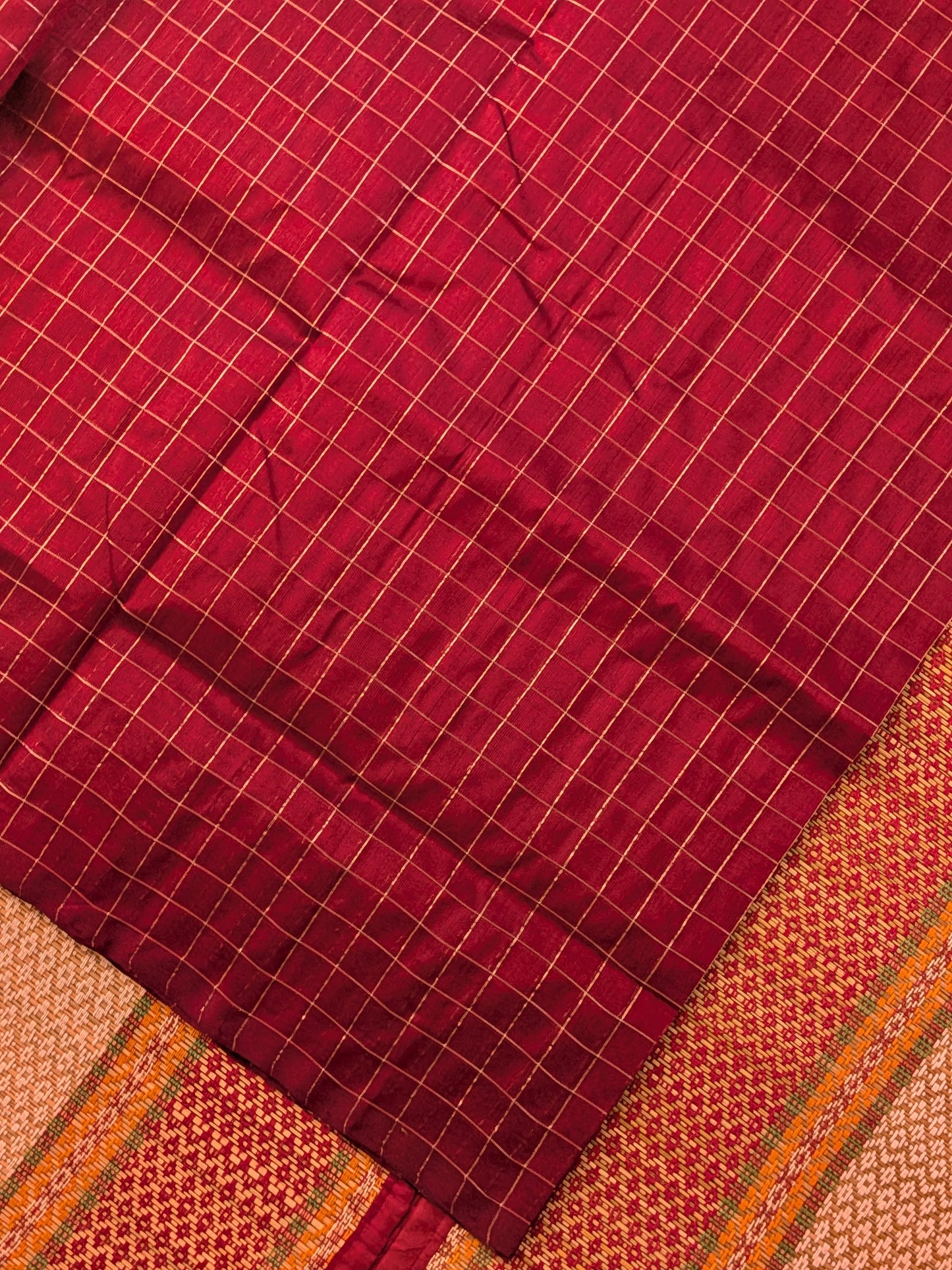 Paturu Pattu Checkered Borderless Saree- Maroon