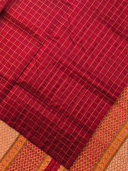 Paturu Pattu Checkered Borderless Saree- Maroon
