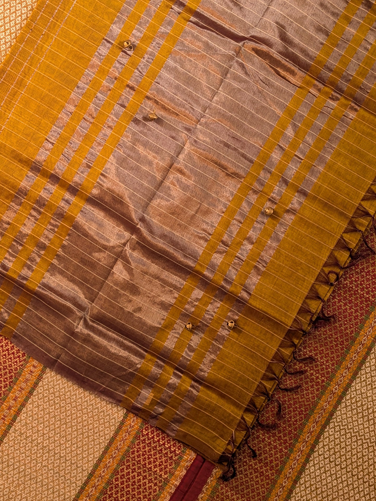 Paturu Pattu Checkered Borderless Saree- Tissue Gold