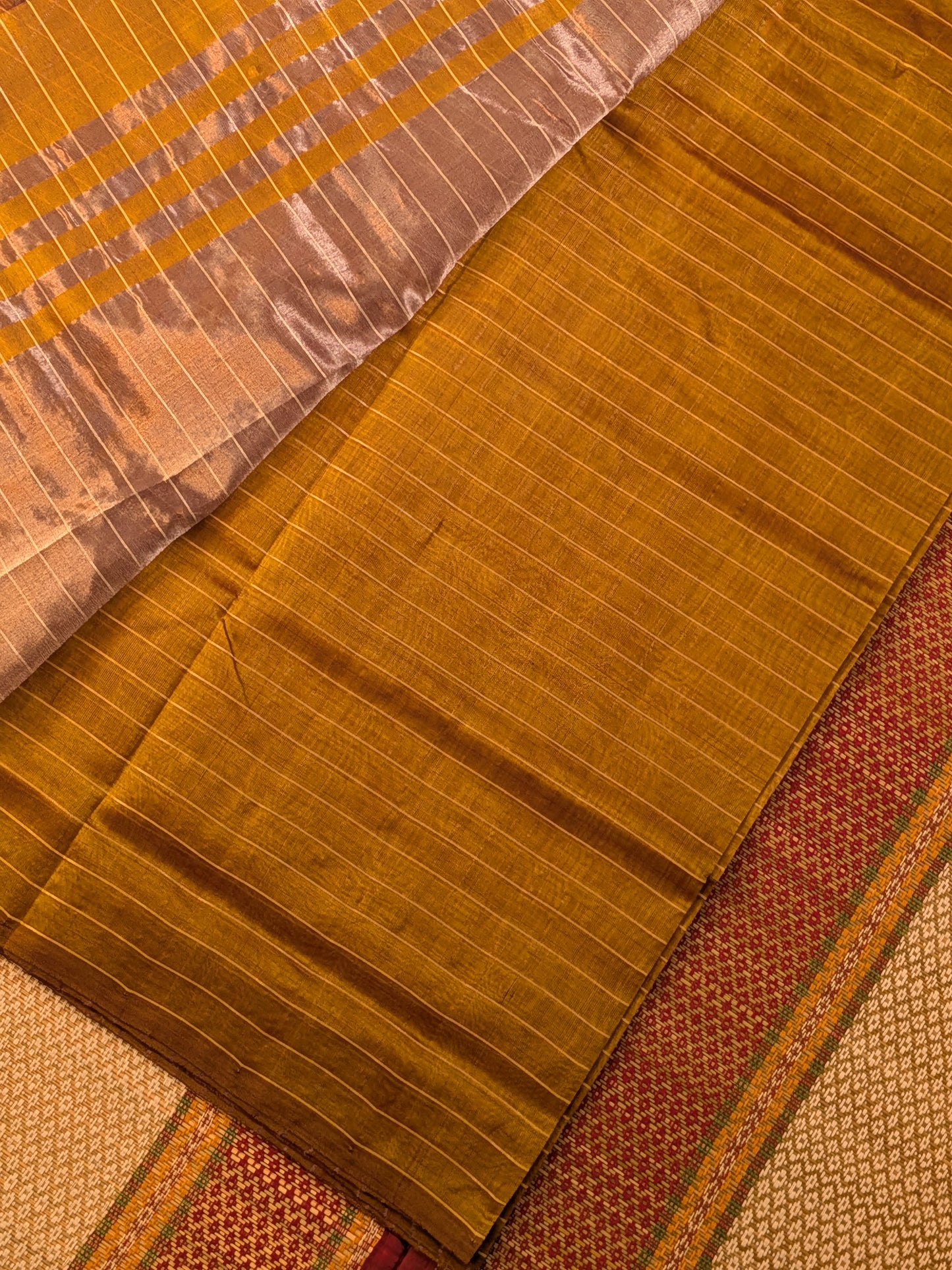 Paturu Pattu Checkered Borderless Saree- Tissue Gold