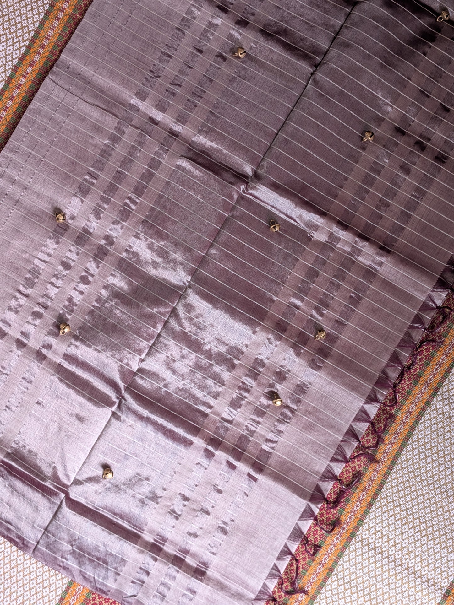 Paturu Pattu Checkered Borderless Saree- Onion