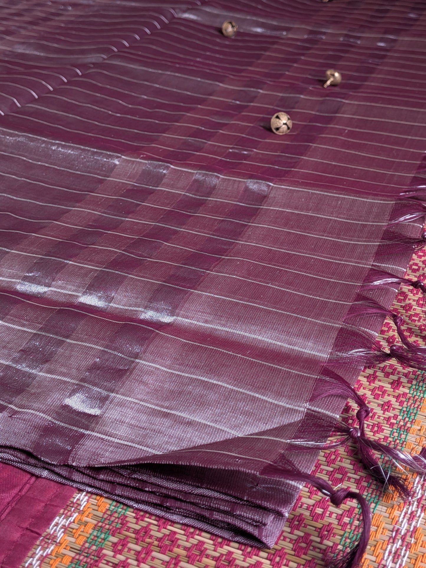 Paturu Pattu Checkered Borderless Saree- Onion
