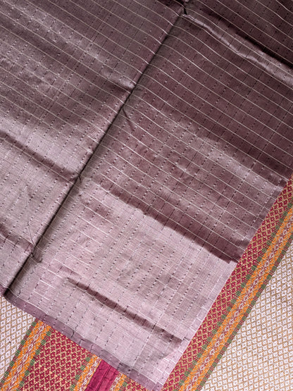 Paturu Pattu Checkered Borderless Saree- Onion