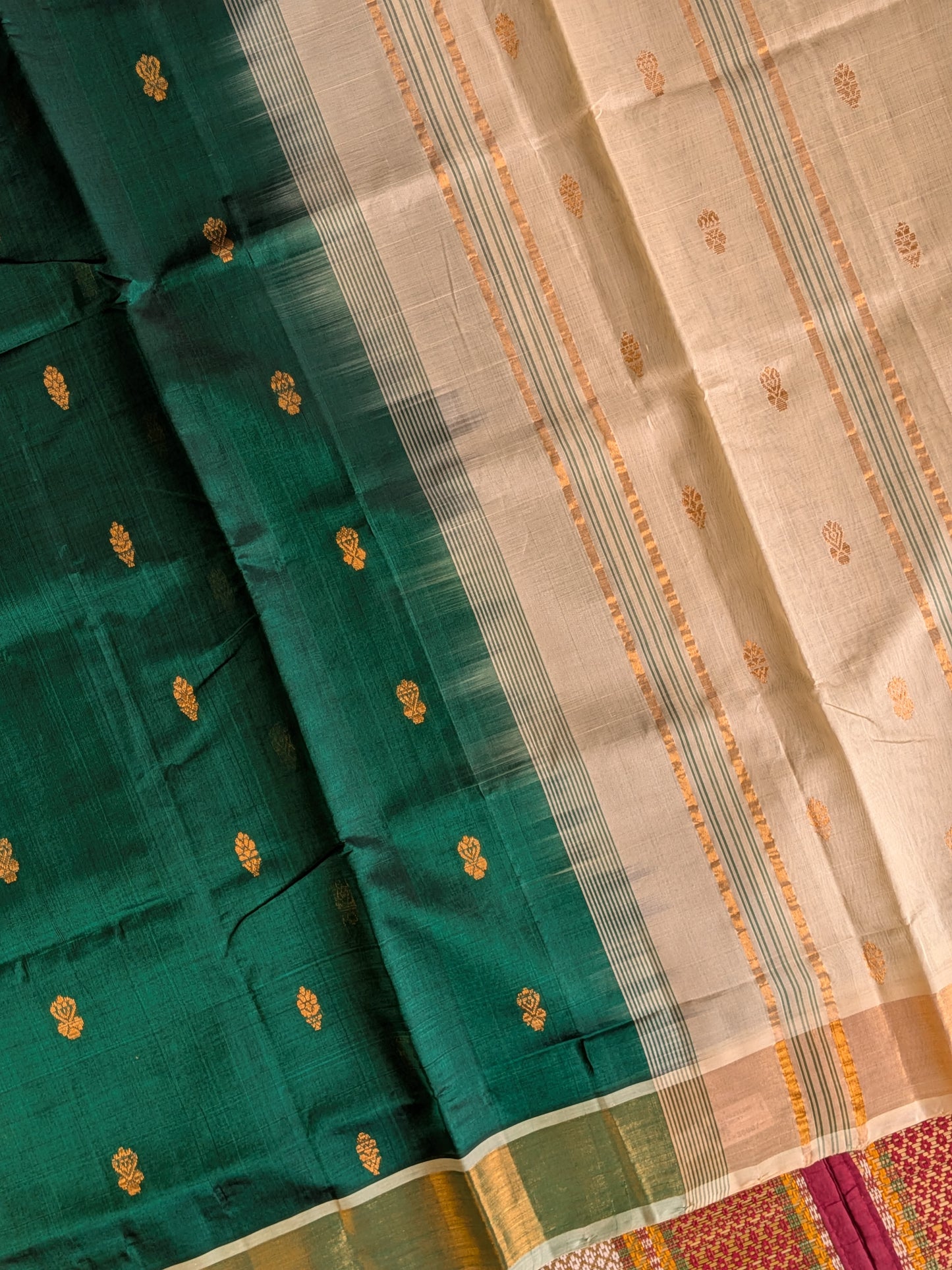 Paturu Pattu Buta- Green & off- white