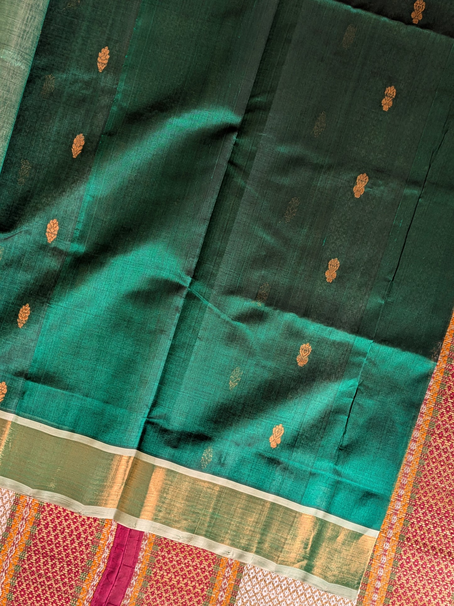 Paturu Pattu Buta- Green & off- white