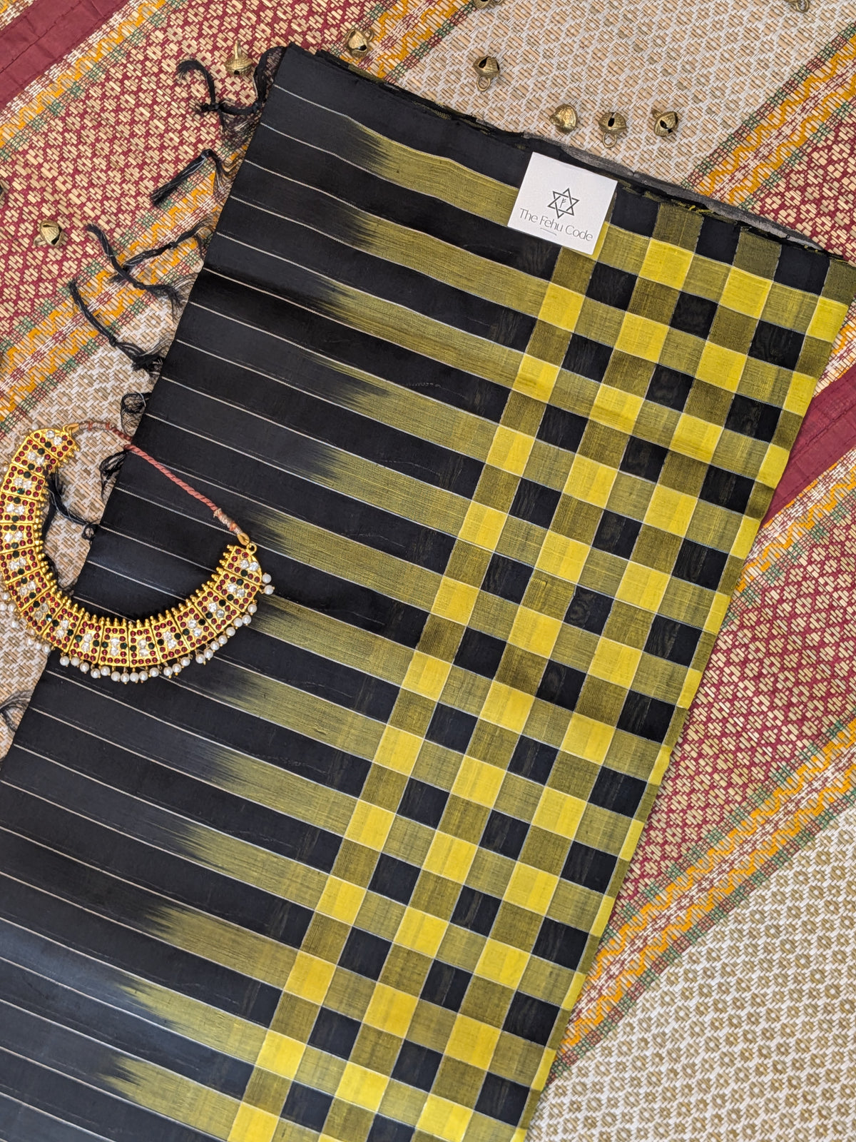 Paturu Pattu Checkered Borderless Saree