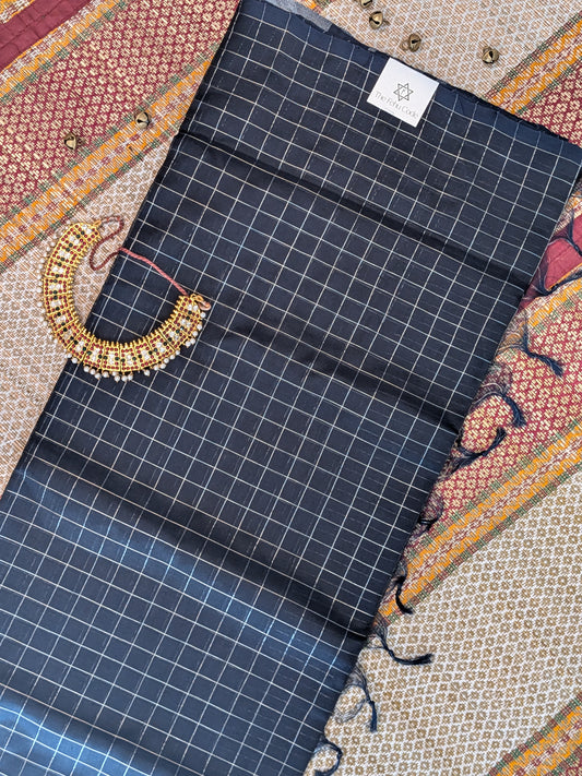 Paturu Pattu Checkered Borderless Saree