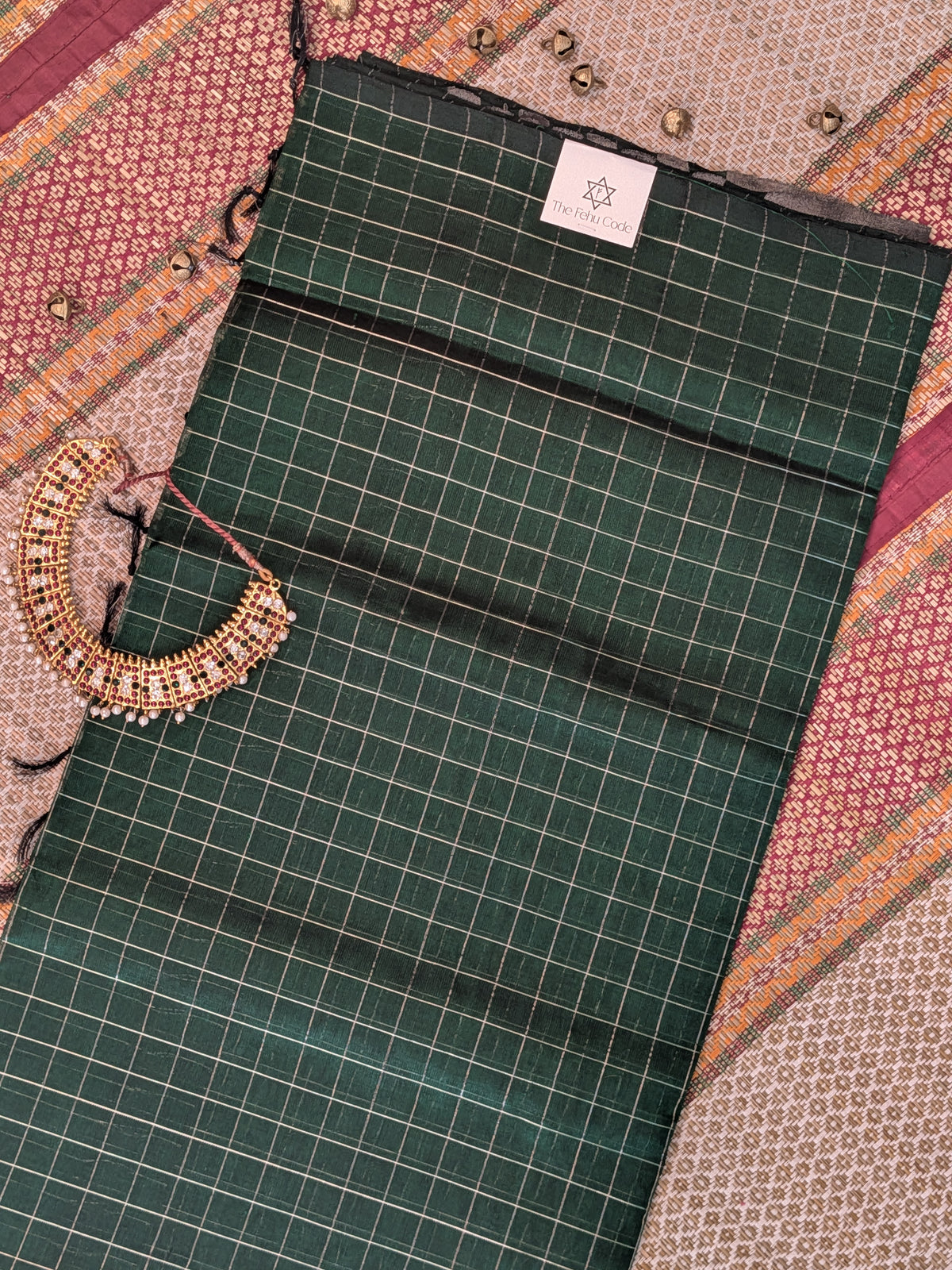 Paturu Pattu Checkered Borderless Saree