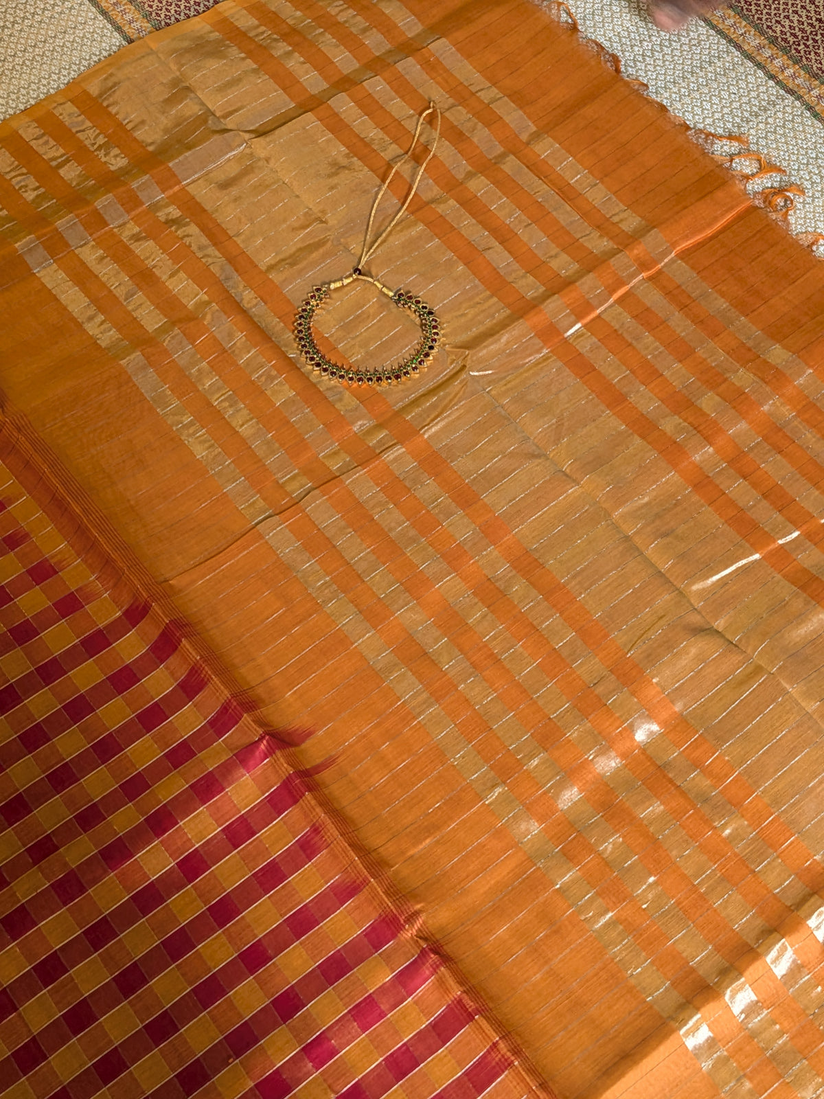 Paturu Pattu Checkered Borderless Saree