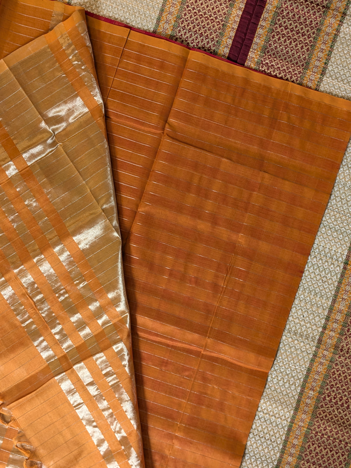 Paturu Pattu Checkered Borderless Saree