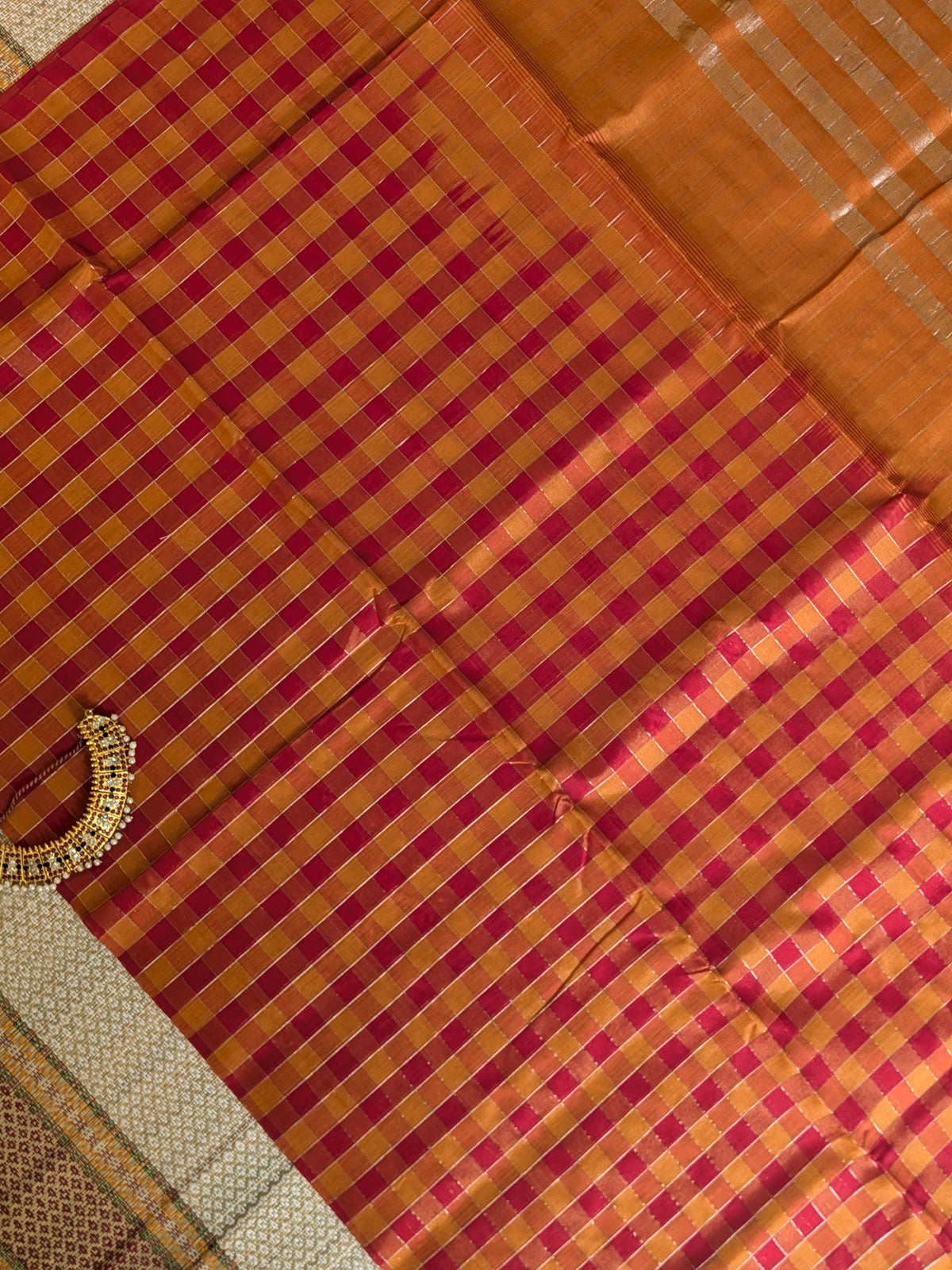 Paturu Pattu Checkered Borderless Saree