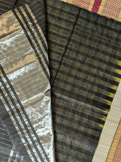 Paturu Pattu Checkered Borderless Saree