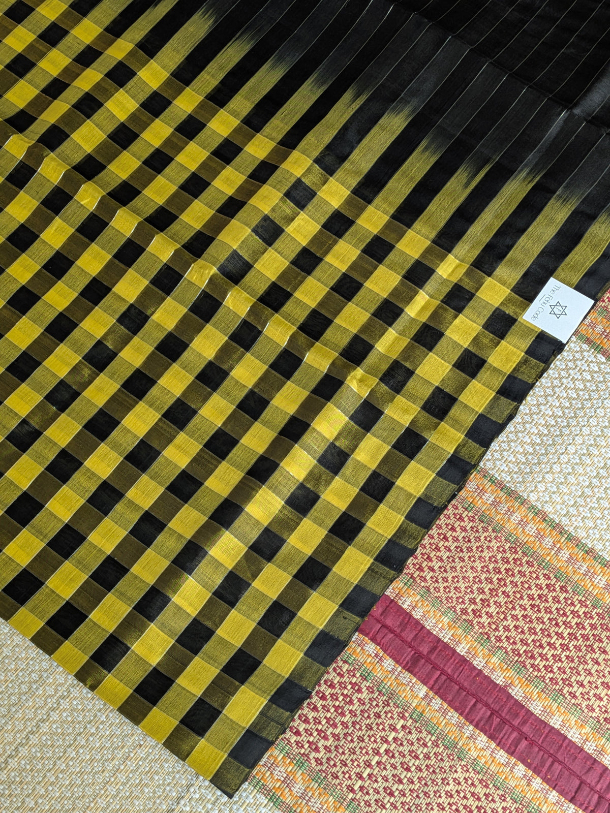 Paturu Pattu Checkered Borderless Saree