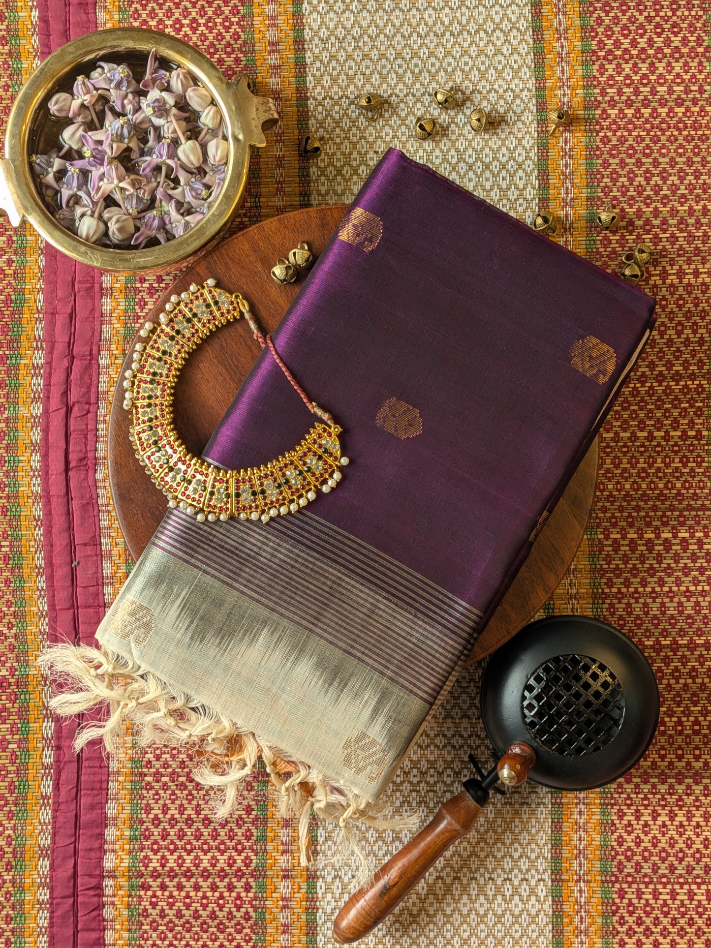 Paturu Pattu Buta- Purple & off- white